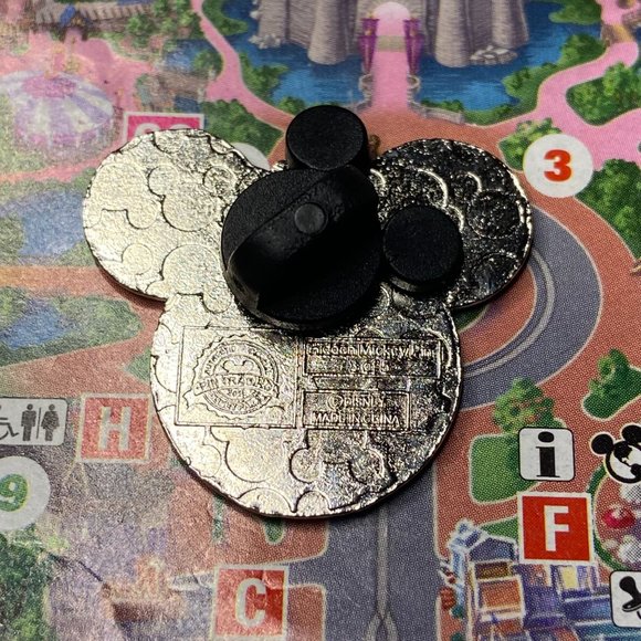 Disney Apple Mickey Fruit Pin - Picture 2 of 4